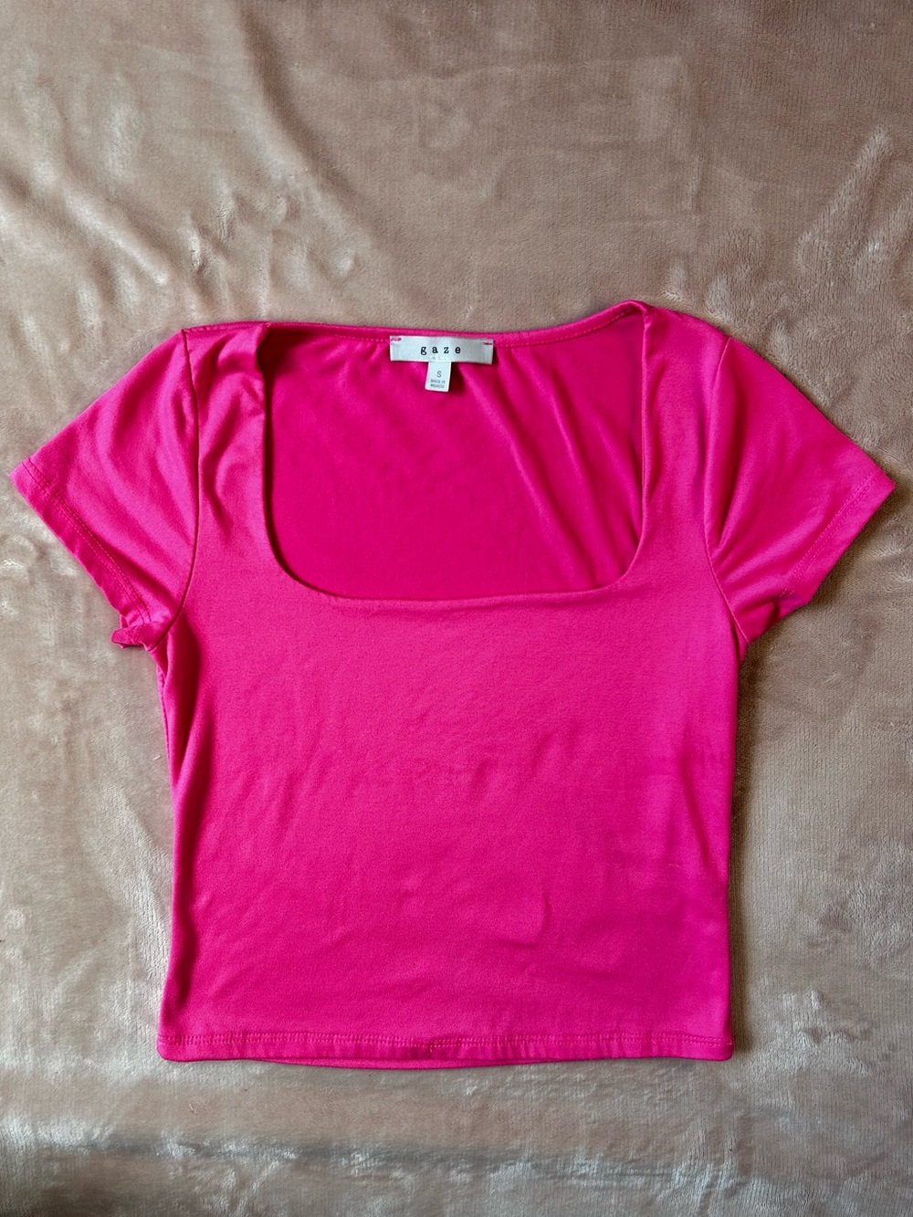 FREE WITH BUNDLE or $5 💕 Gaze Hot Pink Square Neck Tee Size Small